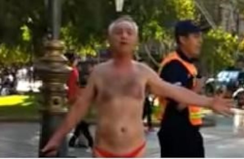 San Juan: abuelo protestó en tanga roja, en la calle, y terminó preso