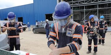 -FOTOGALERIA- ACOMPAÑA CRÓNICA: CORONAVIRUS COLOMBIA - AME7852\u002E BOGOTÁ (COLOMBIA), 06/05/2020\u002E- Fotografía del 30 de abril de 2020 en la que se ve a un grupo de trabajadores de la Planta de Tratamiento de Aguas Residuales, PTAR Salitre mientras se lavan las manos al interior de la obra en construcción con sus elementos de protección como medida para evitar el contagio del COVID-19, en Bogotá (Colombia)\u002E La vida de 180 obreros que trabajan en la ampliación de una planta para descontaminar el río Bogotá cambió\u002E Hoy viven en un cómodo hotel y cumplen con las más estrictas medidas sanitarias para poder trabajar y evitar que haya un foco de contagio de COVID-19 en esa obra, vital para la capital colombiana\u002E EFE/ Carlos Ortega
