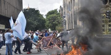 La protesta de Luz y Fuerza de este lunes con ataques a huevazos a Cadena 3 y rotura de vallas en la Lotería\u002E