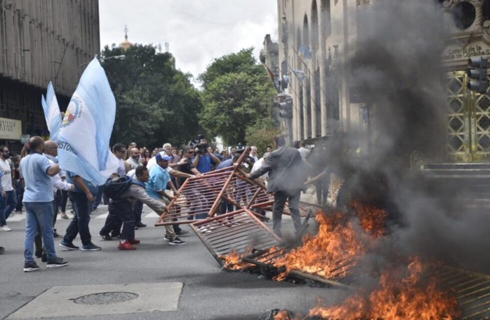 La marcha de Luz y Fuerza en fotos: quema de gomas, incidentes y ataques a huevazos