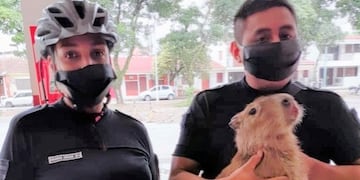 Los policías que rescataron al carpincho en Libertador (Jujuy)