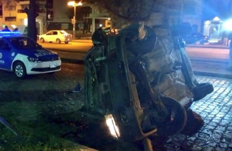 Vuelco y misterio en avenida Belgrano: el conductor se fugó y dejó abandonado el auto