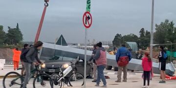 Una pesada estructura cayó sobre un auto en el Nudo Vial del Cerro\u002E (@marianodd1)