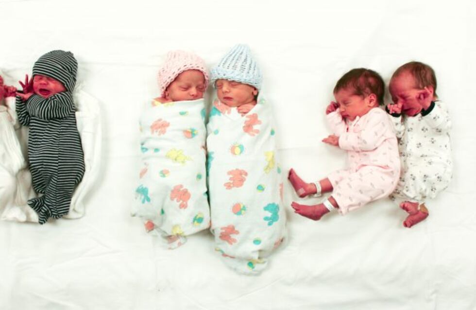 Tuvieron gemelos y les pusieron Corona y Covid