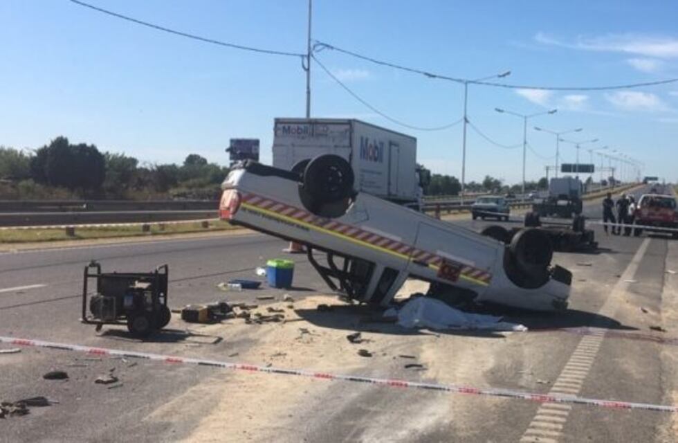 Murió un joven de 22 años al volcar su camioneta en Circunvalación
