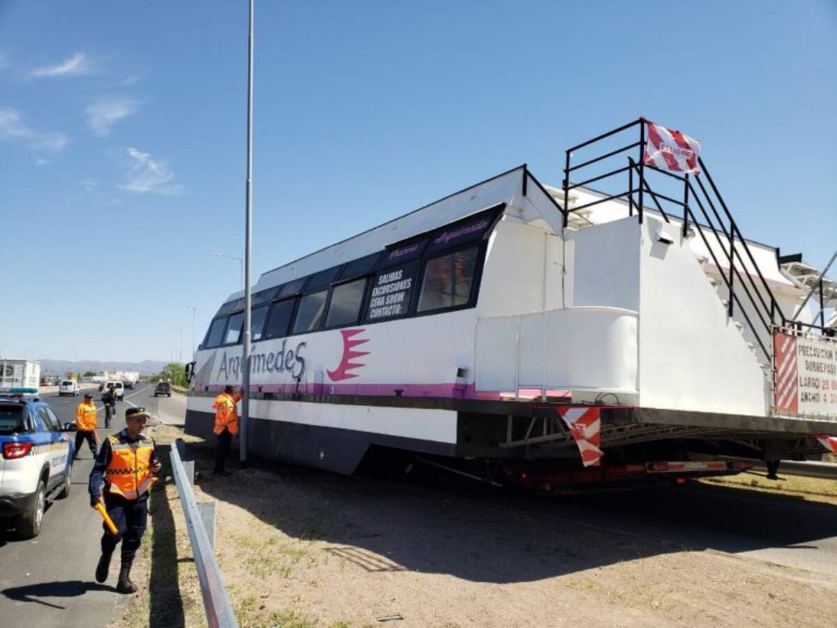 El gigantesco catamarán ingresó a Córdoba a través de la Circunvalación\u002E (Ramiro Pereyra/La Voz)