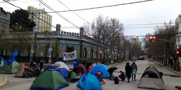 Acampe en pleno aniversario de la ciudad de Neuquén\u002E (Mauro Pérez)\u002E-