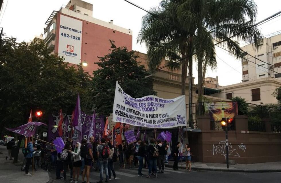 Cortaron la calle frente al Arzobispado de Rosario para pedir la legalización del aborto