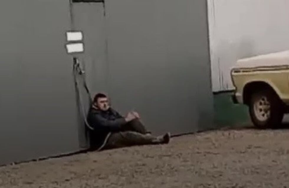 Su hija tiene glifosato en sangre y él se encadenó para que trasladen un depósito de agrotóxicos