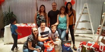 Valentino en su cumpleaños junto a su familia y el alimento destinado al refugio de animales\u002E