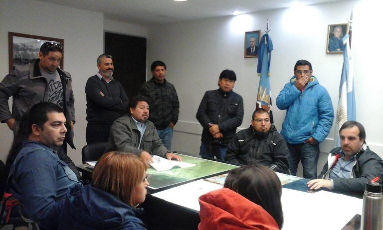 vecinos del barrio bicentenario con el gerente de servicios públicos Juan José Naves