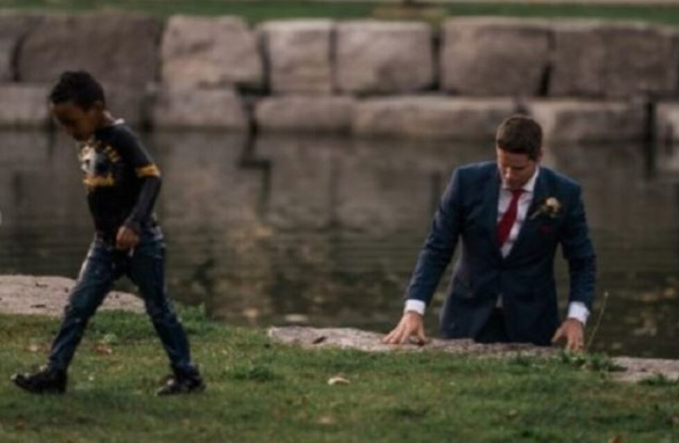 Frenó la sesión de fotos de su casamiento para rescatar a un chico que se ahogaba