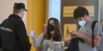 España aplicará multas de hasta 6\u002E000 euros a quienes lleguen al país sin el PCR negativo\u002E (EFE)
