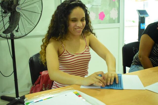 Keila Lezcano, con capacidades visuales reducidas confeccionó un menú de helados para no videntes