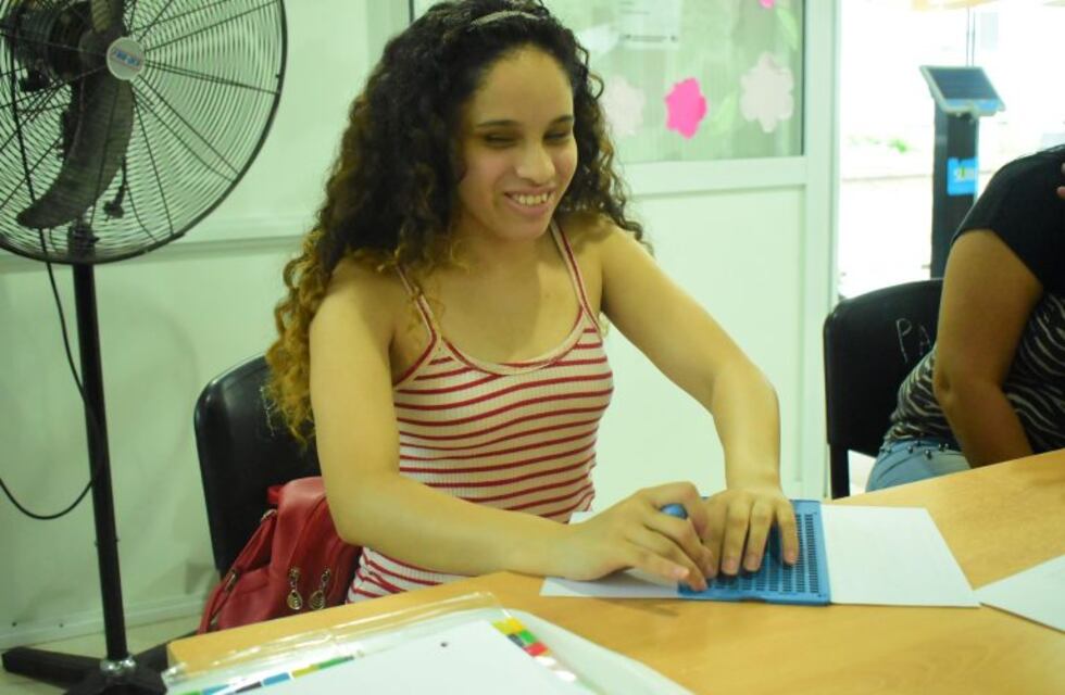 Lenguaje inclusivo de verdad: una heladería presentó un menú en alfabeto braille