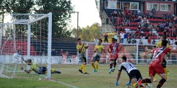 Crucero del Norte sufre el primer gol de Douglas Haig\u002E Su verdugo fue, en un rebote, el paraguayo Alcidees Moreira\u002E (La Opinión de Pergamino)