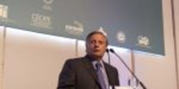 DYN45, BUENOS AIRES 13/12/16, EL MINISTRO DE ENERGIA, JUAN JOSE ARANGUREN, JUNTO A ERNESTO LOPEZ ANADON, PRESIDENTE DEL INSTITUTO ARGENTINO DEL PETROLERO Y EL GAS (IAPG), DURANTE EL ALMUERZO POR EL DIA DEL PETROLEO Y EL GAS.FOTO.DYN