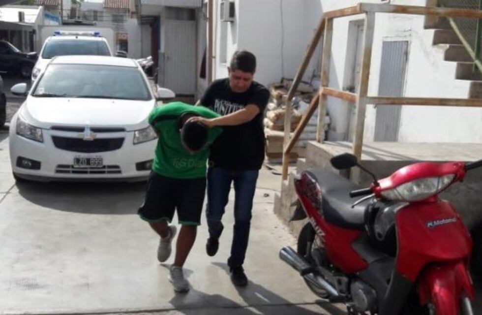 Un policía fue asaltado, por su propio vecino