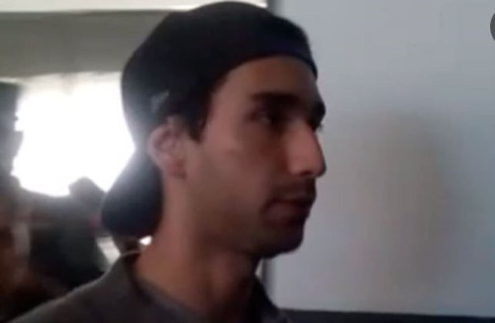 VIDEO: escracharon a un militante de Cristina que quiso dejar boletas truchas en el cuarto oscuro