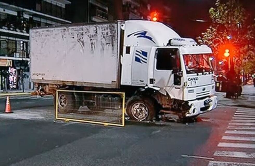 Un camión que está varado hace dos días sobre Nazca complica el tránsito en Flores