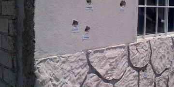 Su exnovia lo denunció por violencia y en la madrugada le baleó la casa