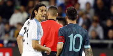 Lionel Messi y Edinson Cavani (Foto: Jack Guez/AFP)