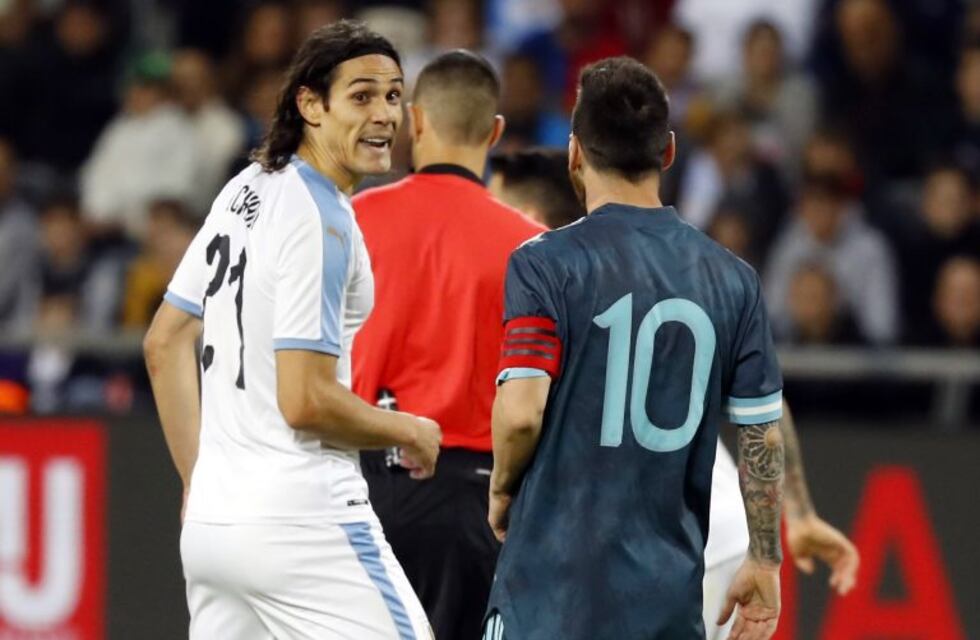 La pelea entre Lionel Messi y Edinson Cavani continuó camino a los vestuarios