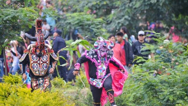 Hombres y mujeres con sus coloridos disfraces de \