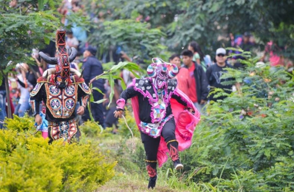 Con afiches y en radios, combaten la violencia contra las mujeres en carnaval