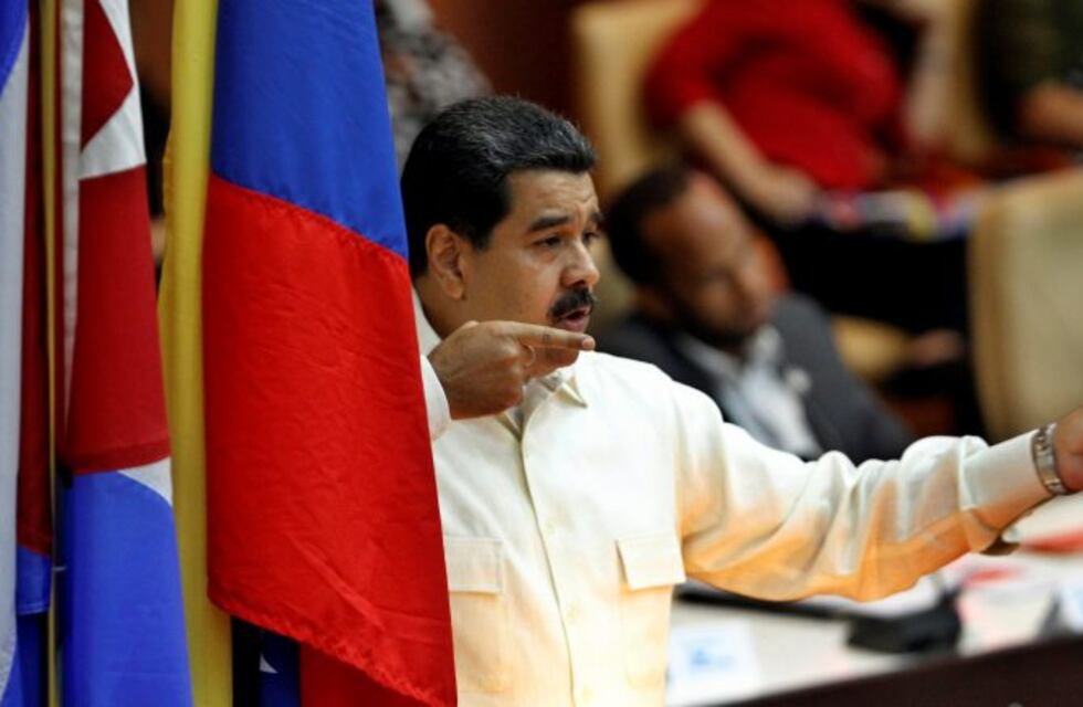 Al retirarse de un acto, Nicolás Maduro fue agredido con huevos y piedras