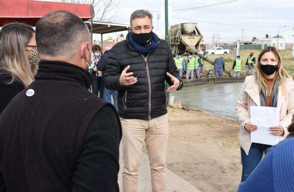 El intendente Luis Castellano recorrió la obra del Plan 130 Cuadras de Pavimento en el barrio Mora
