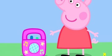 A man holds a balloon in the shape of Peppa Pig at the Lunar New Year fair at Victoria Park at night in Hong Kong, China, in Sunday, Feb\u002E 3, 2019\u002E Hong Kong celebrates the Lunar New Year holiday on Feb\u002E 5-7 this year\u002E Photographer: Paul Yeung/Bloomberg china Hong Kong china celebracion año nuevo lunar festejos celebraciones