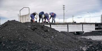 Distribuyen 60 toneladas de carbón a los vecinos