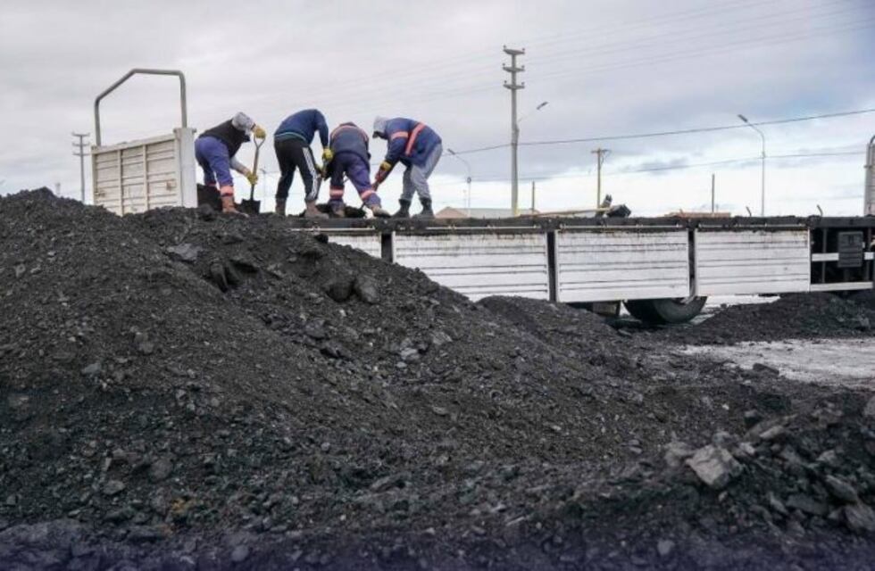 Distribuyen 60 toneladas de carbón a los vecinos