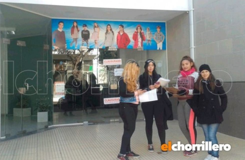 Empleadas de una "saladita" juntan firmas para que levanten la clausura