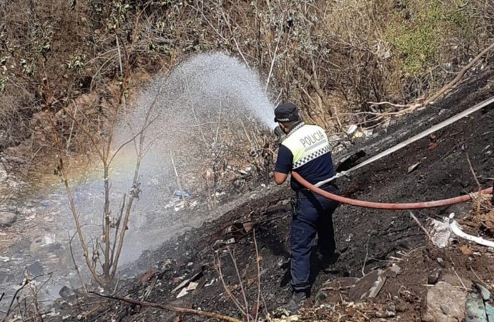 Incendios: efectivos policiales colaboraron para combatir el fuego