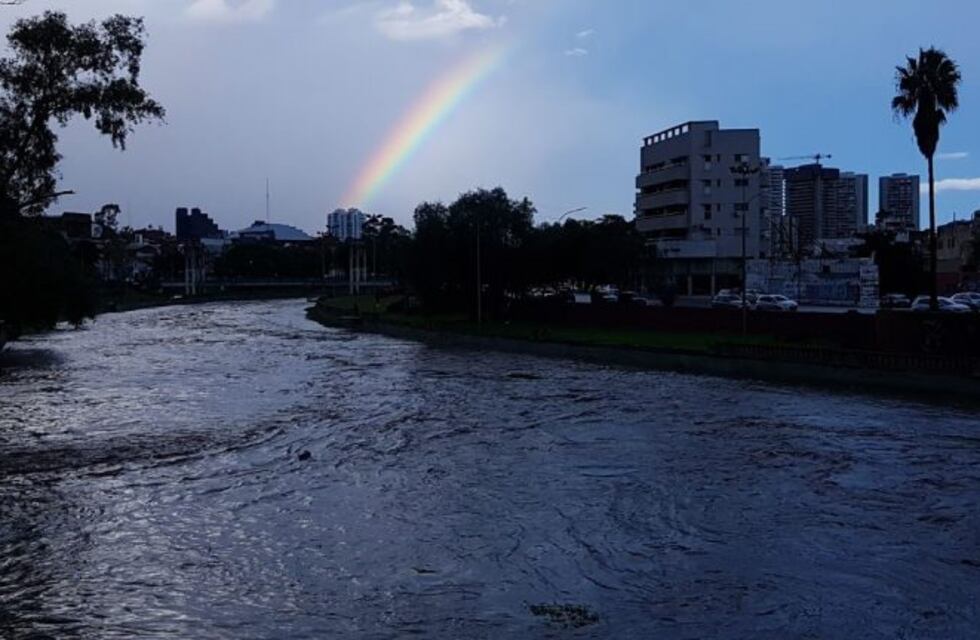 Se tiró al río Suquía crecido y tuvieron que rescatarlo