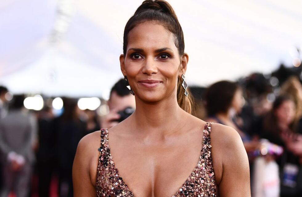¿Lencería en la playa? Halle Berry sorprende al disfrutar del mar con una “bikini” de encaje