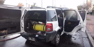 Ardió una camioneta frente a la iglesia del Carmen