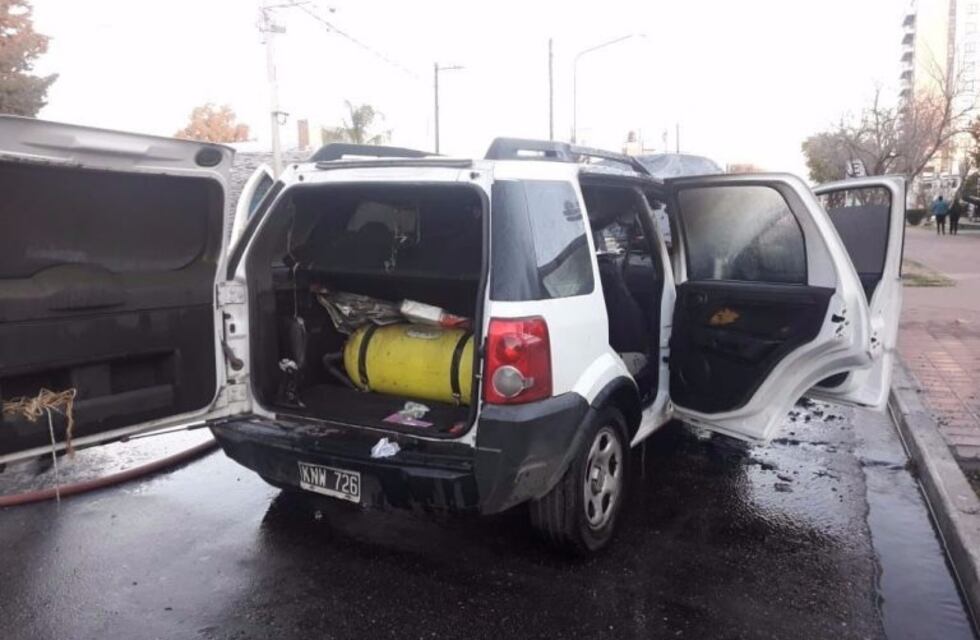 Una camioneta se prendió fuego frente a una iglesia puntana
