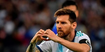 TOPSHOT - Argentina's Lionel Messi gestures as he celebrates after scoring a penalty against Paraguay which was awarded by the VAR after a hand in the area during their Copa America football tournament group match at the Mineirao Stadium in Belo Horizonte, Brazil, on June 19, 2019\u002E (Photo by Luis ACOSTA / AFP)