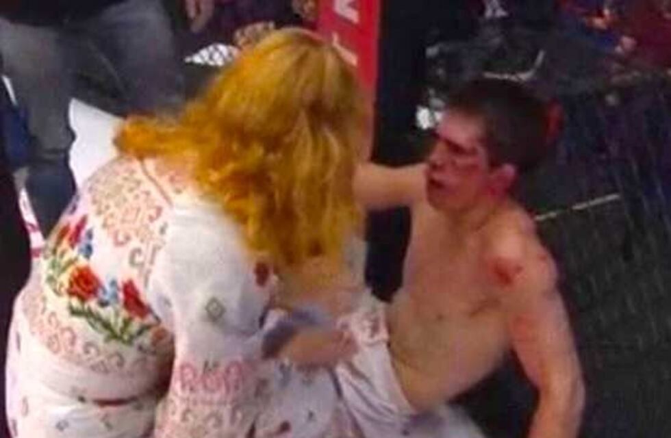 ¿Amor de madre? Noquearon a su hijo y ella entró al ring a retarlo