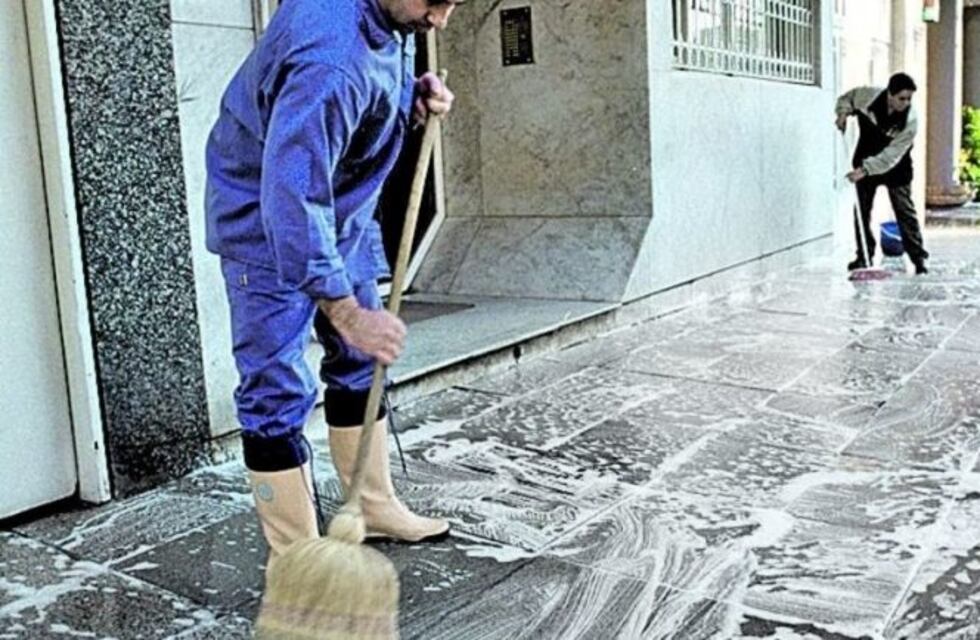 Ordenan indemnizar a una mujer que se fracturó por una vereda enjabonada