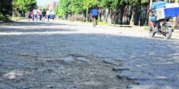 La calle se encuentra llena de baches y se hace intransitable\u002E