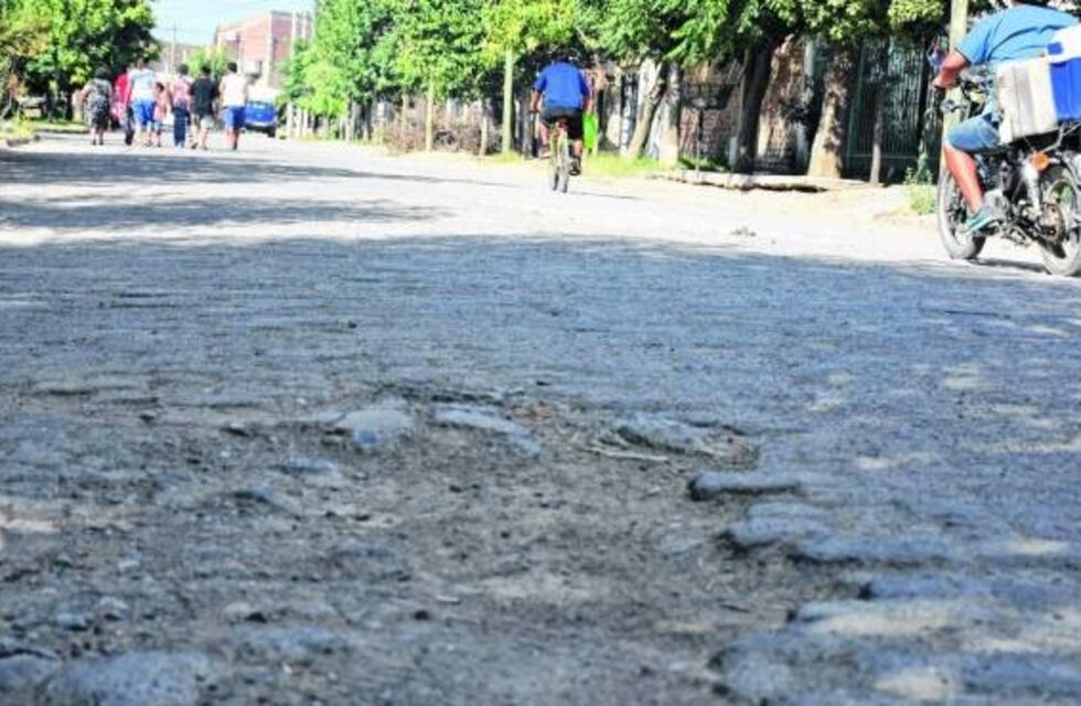 Los vecinos piden que arregle una calle, que en tres cuadras tiene más de 70 pozos
