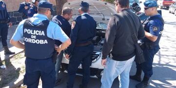Operativo en barrio Cafferata donde secuestran el auto que habían utilizado como móvil para robar una camioneta