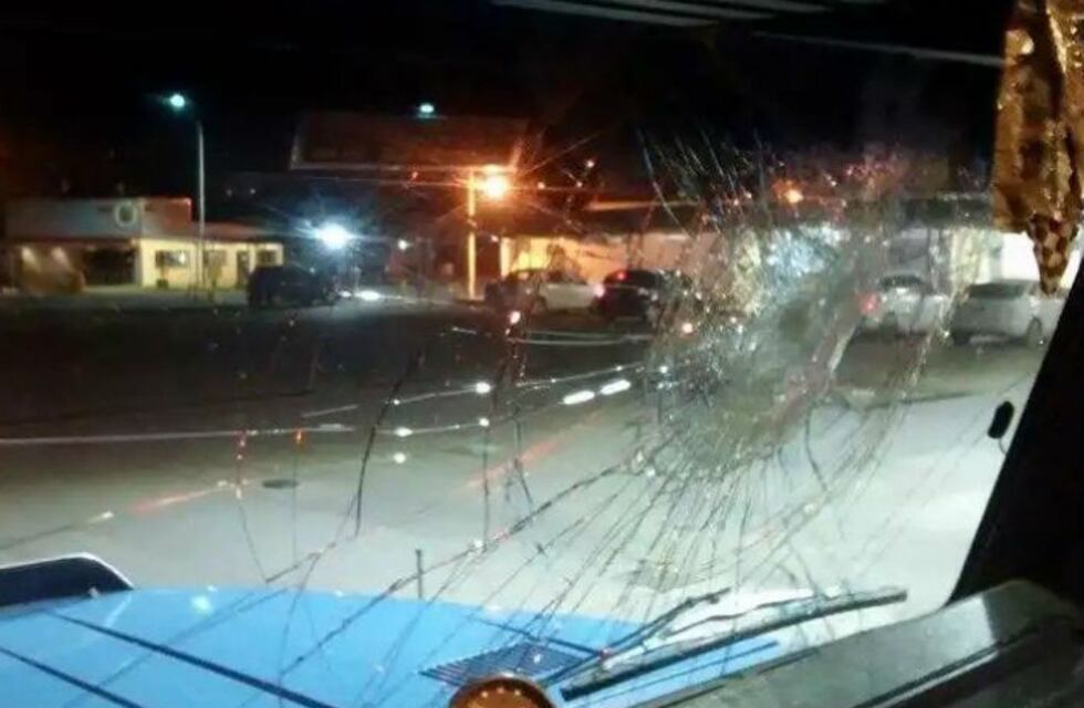 Le rompieron el parabrisas de un ladrillazo en Circunvalación