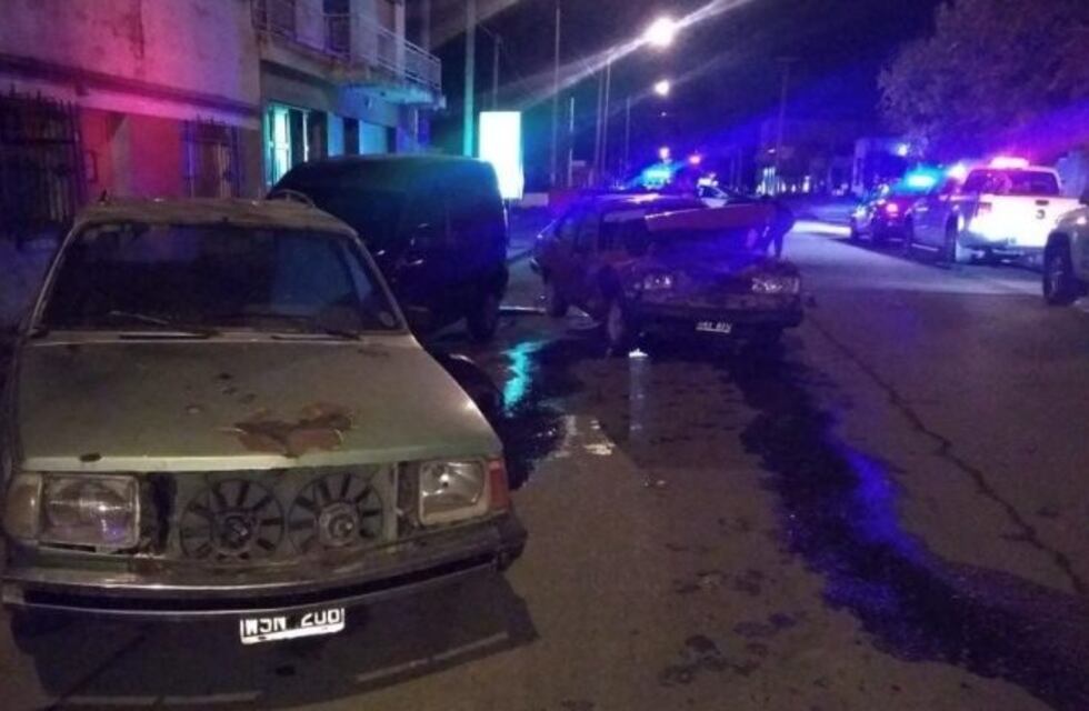 Conductor alcoholizado chocó contra dos vehículos estacionados