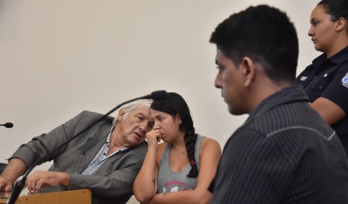 Yamila Morales, es aconsejada por su abogado mientras la víctima declara\u002E