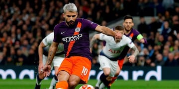 Sergio Aguero pateando el penal (AFP - KINGTON / IKIMAGES)